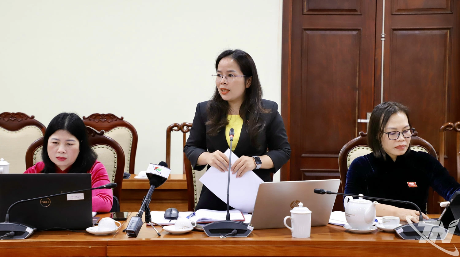 Đại biểu Ma Thị Mận, Bí thư Đảng ủy, Chủ tịch HĐND xã Bạch Thông tham gia thảo luận tại Tổ 2.