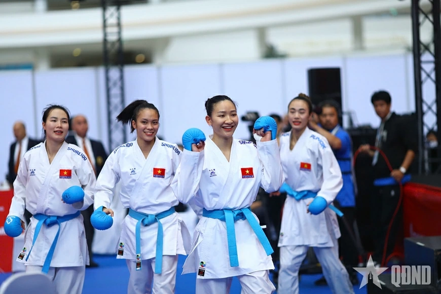 Các võ sĩ karate Việt Nam rạng rỡ khi thắng Thái Lan. Ảnh: VIỆT AN