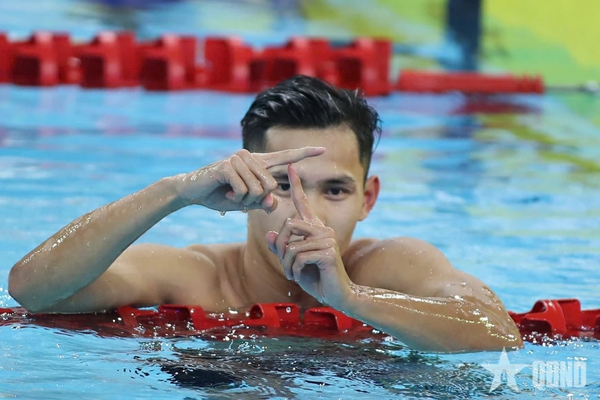 Phạm Thanh Bảo mừng chiến thắng ở chung kết 200m bơi ếch nam. Ảnh: VIỆT AN