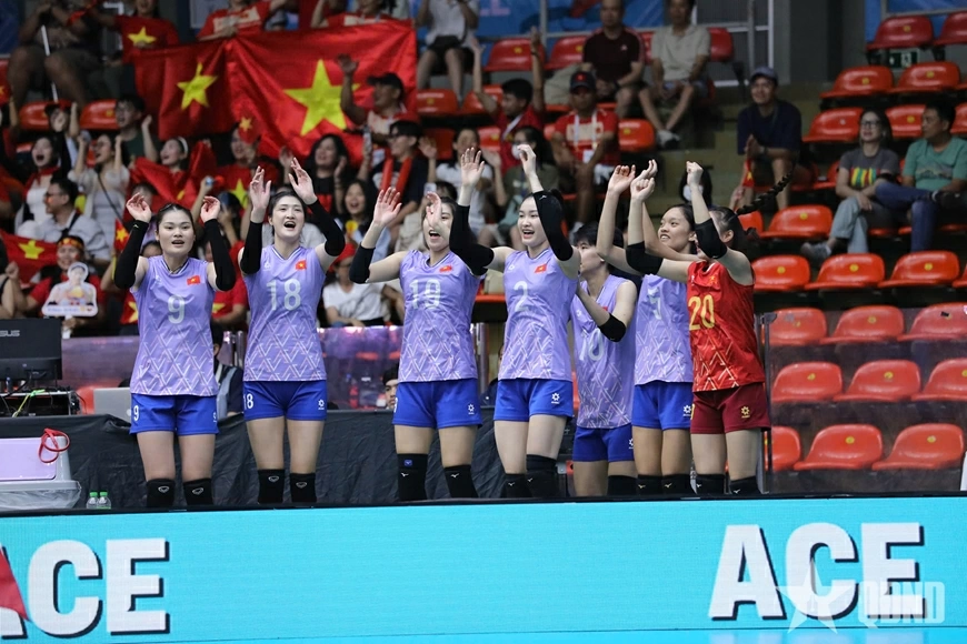 Bóng chuyền nữ Việt Nam thắng dễ Philippines ở bán kết, tái ngộ với Thái Lan ở chung kết.