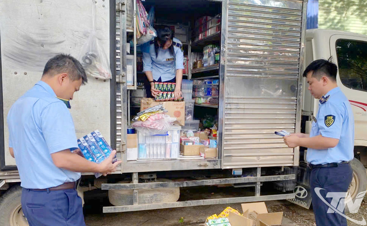 Đội Quản lý thị trường số 9 kịp thời chặn phương tiện vận chuyển hơn 5.000 sản phẩm giả mạo nhãn hiệu