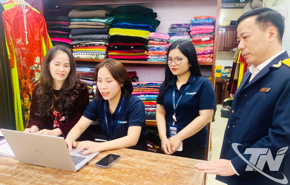 Cán bộ Thuế cơ sở 1 và đơn vị cung ứng phần mềm hướng dẫn đại diện một cơ sở kinh doanh ở phường Phan Đình Phùng cài đặt, sử dụng phần mềm kê khai thuế trên máy tính.