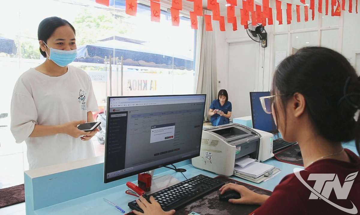 Nhân viên một cơ sở kinh doanh ở phường Vạn Xuân in hóa đơn điện tử khởi tạo từ máy tính tiền cho khách hàng.