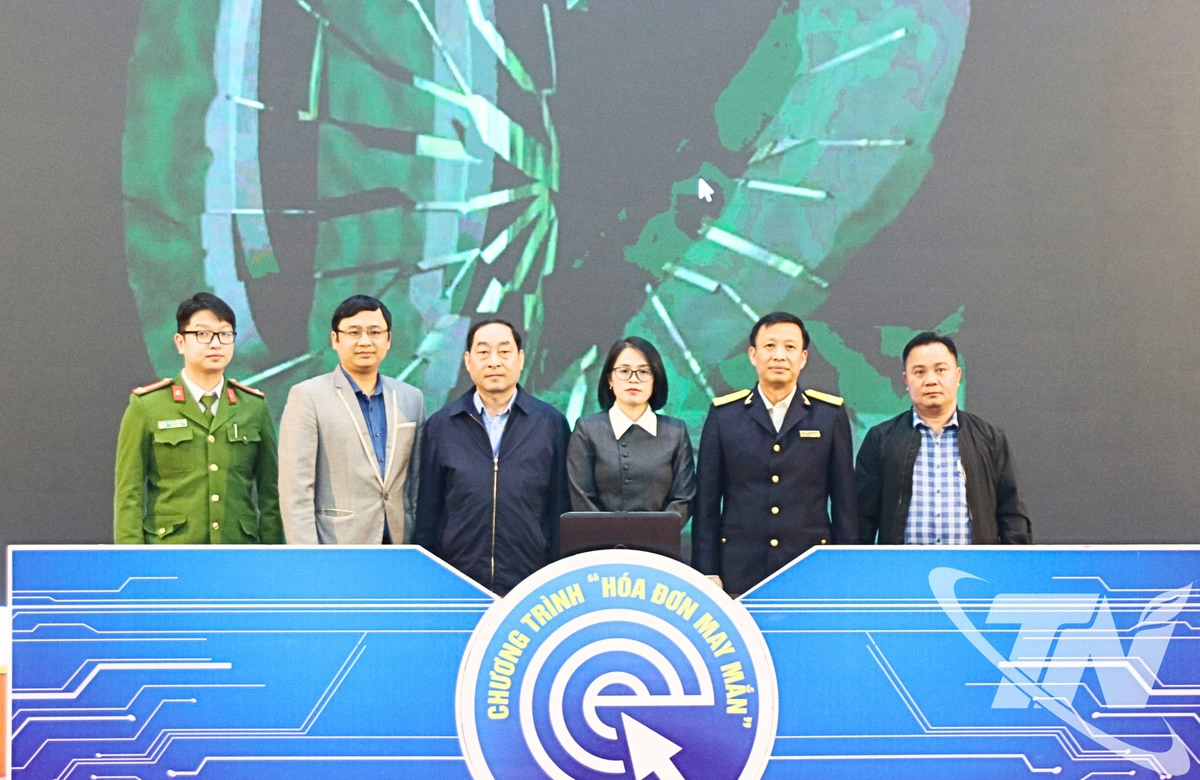 Các thành viên Hội đồng giám sát thực hiện bấm số ngẫu nhiên trong chương trình lựa chọn “Hóa đơn may mắn”.