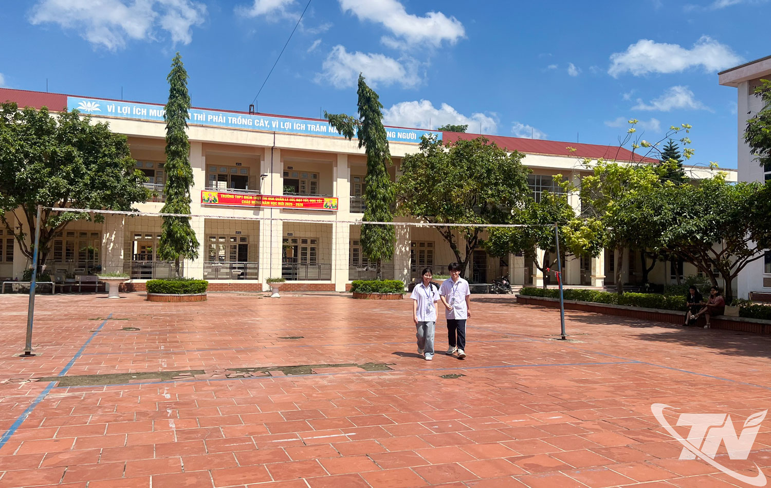 Khuôn viên Trường THPT Điềm Thụy.