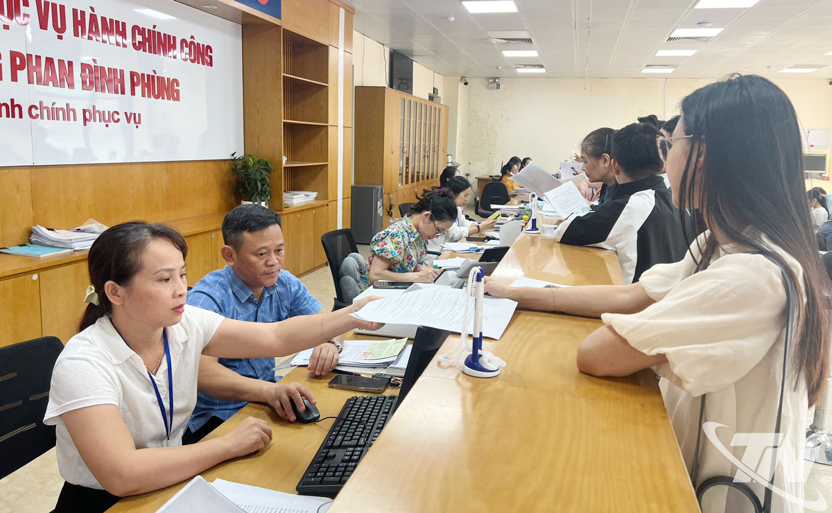 Trung tâm Phục vụ hành chính công phường Phan Đình Phùng xây dựng môi trường làm việc hiện đại, chuyên nghiệp, không khói thuốc.