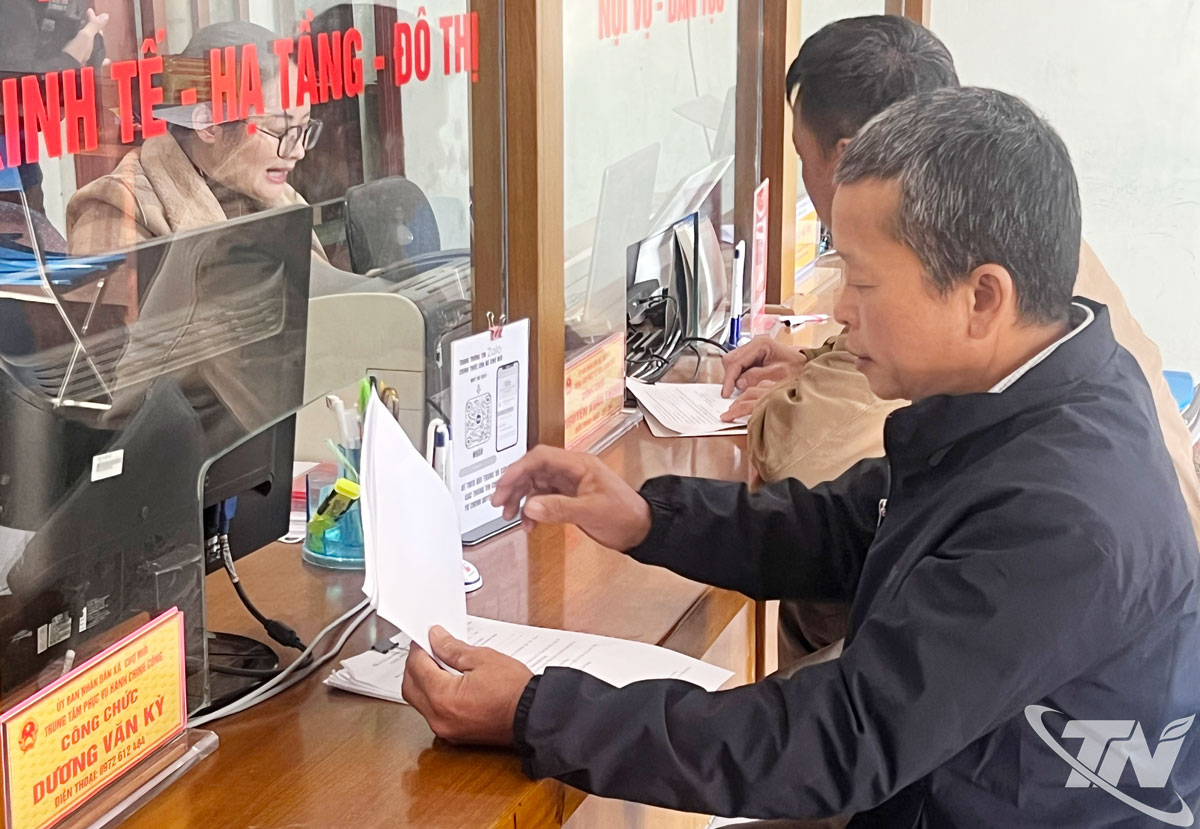 Người dân đến làm thủ tục hành chính tại Trung tâm Phục vụ hành chính công xã Chợ Mới, cảm nhận về nét văn hóa công sở và môi trường làm việc không khói thuốc.