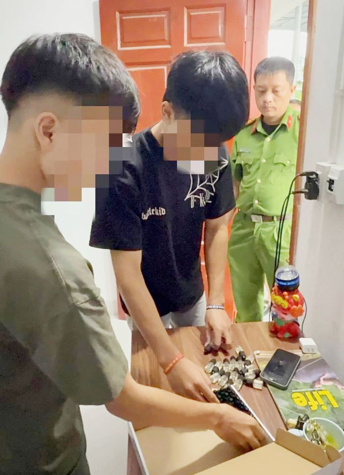 Công an phường Linh Sơn bắt giữ 3 đối tượng sử dụng ma túy bằng hình thức tẩm dung dịch vào thuốc lá trong đợt cao điểm tấn công, trấn áp tội phạm. Ảnh: T.L