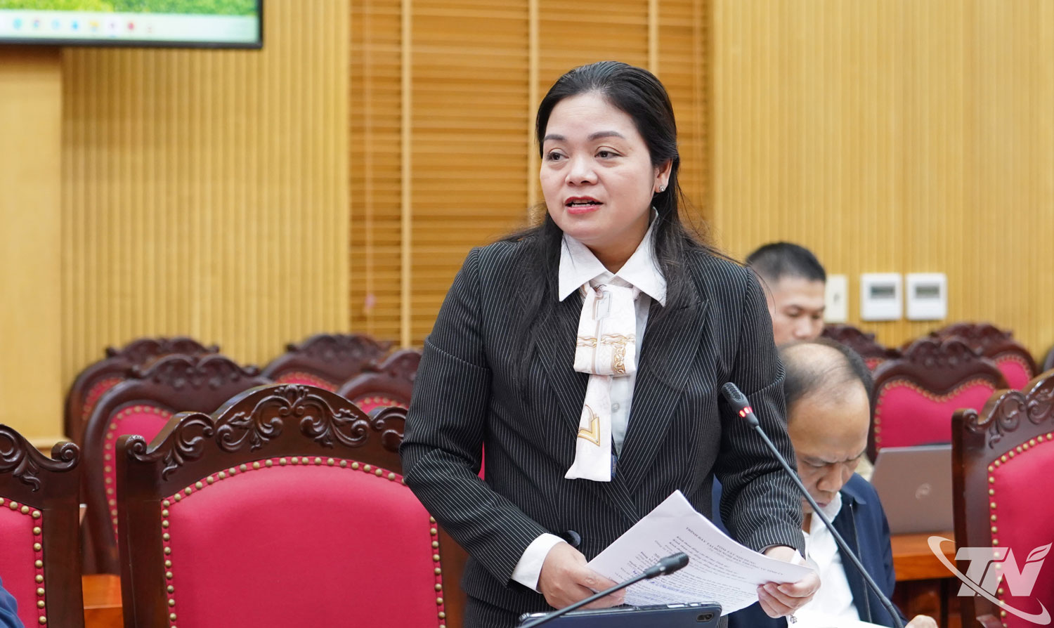 Đồng chí Phó Chủ tịch UBND tỉnh Nguyễn Thị Loan giải trình làm rõ một số nội dung trong Báo cáo tổng kết nhiệm vụ chính trị năm 2025 và phương hướng, nhiệm vụ năm 2026.