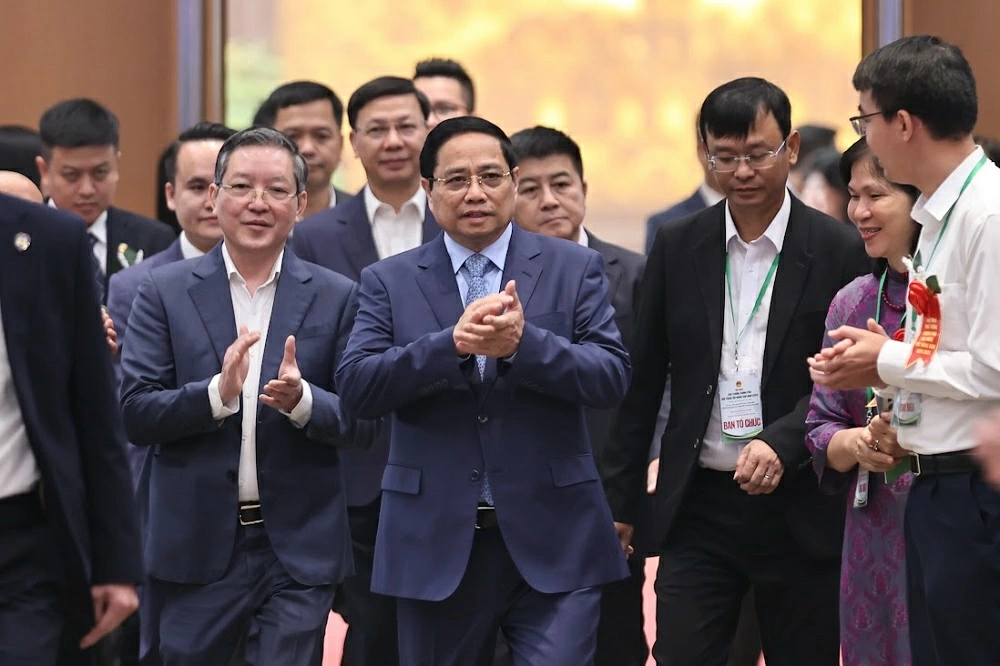 팜 민 찡 국무총리께서 “농민 대상 과학기술 적용, 혁신 창출 및 디지털 전환”을 주제로 한 대화 회의를 주재했습니다.