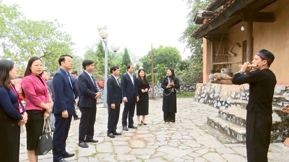 타이응우옌성 당위원회 찡 쑤언 쯔엉 서기와 성 공무단이 베트남 민족문화 박물관을 방문하여 업무 협의를 진행했습니다.