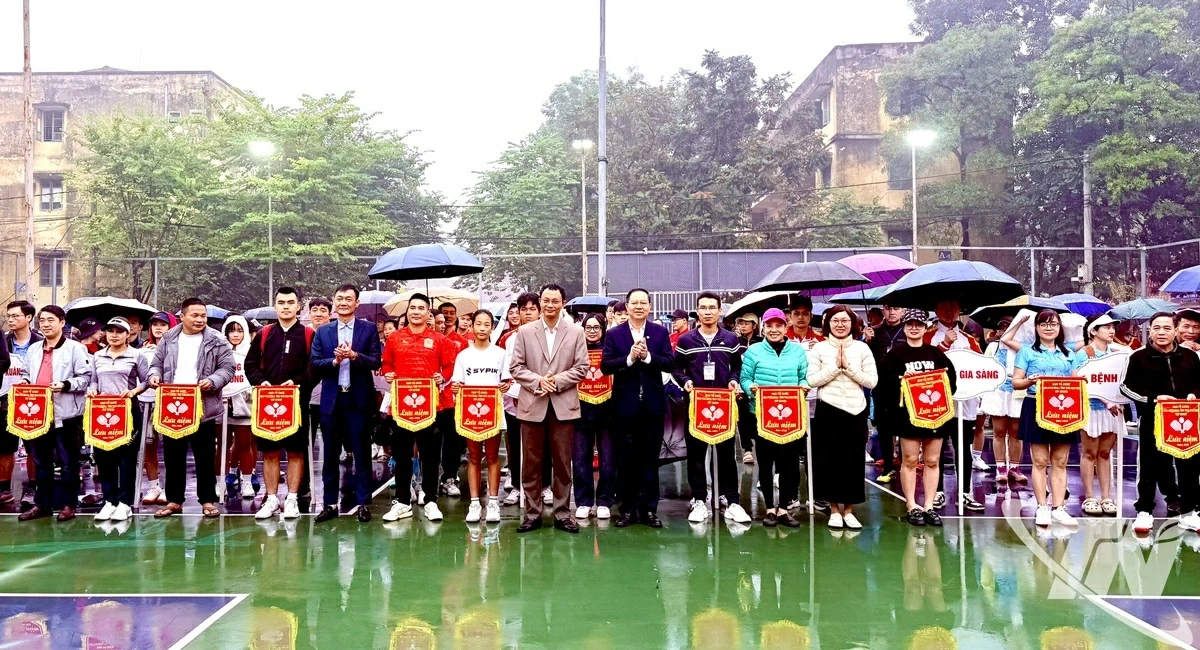 조직위원회는 참가팀들에게 기념 깃발을 증정했습니다.