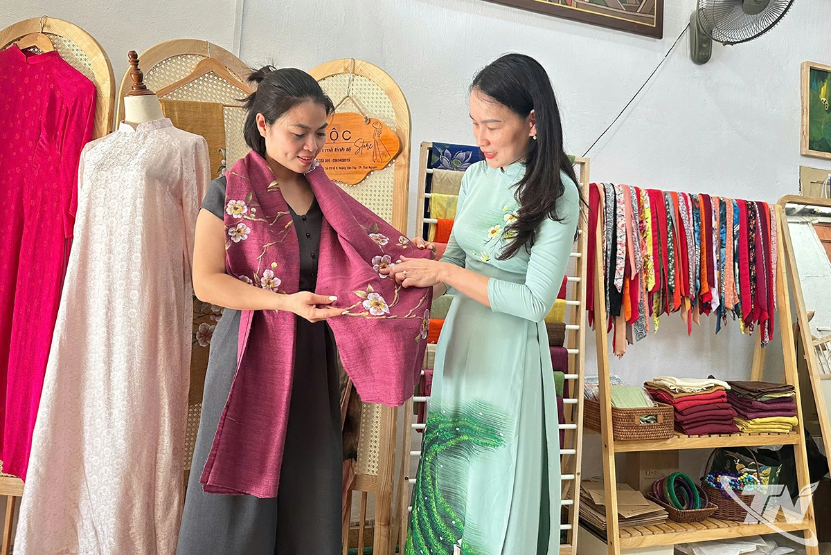 Ngoài giờ lên lớp, cô giáo Hoàng Mai Quyên còn dành nhiều tâm huyết để làm ra các sản phẩm tôn vinh cây chè Thái Nguyên.