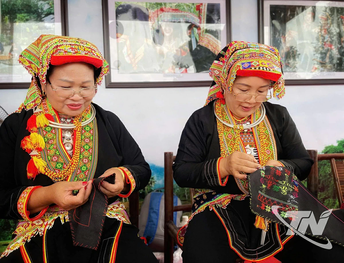 Người Dao xã Trại Cau 
giữ gìn nghề thêu 
truyền thống.