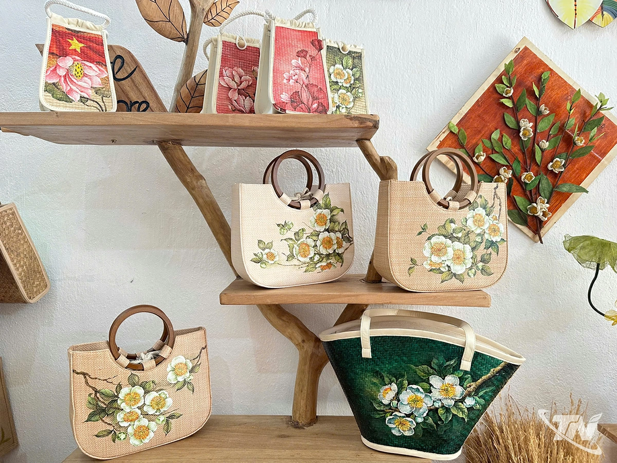 Các sản phẩm túi xách vẽ hoa trà có mẫu mã đa dạng phong phú.