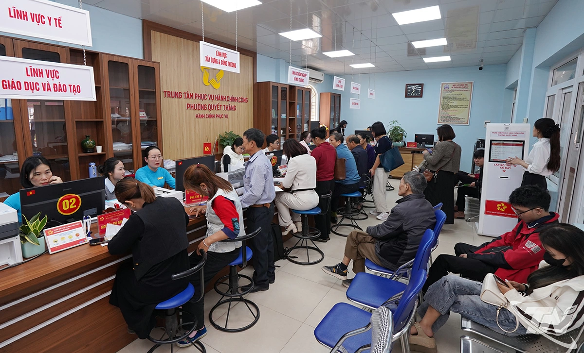 Trung tâm Phục vụ hành chính công phường Quyết Thắng luôn chịu áp lực với khối lượng công việc lớn.