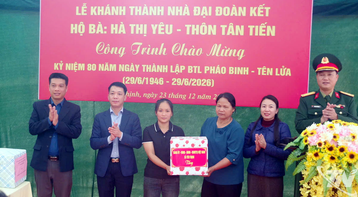 Đại tá Kiều Trịnh Thái, Phó Chủ nhiệm Chính trị Bộ Tư lệnh Pháo binh - Tên lửa, cùng lãnh đạo địa phương tặng quà gia đình bà Hà Thị Yêu