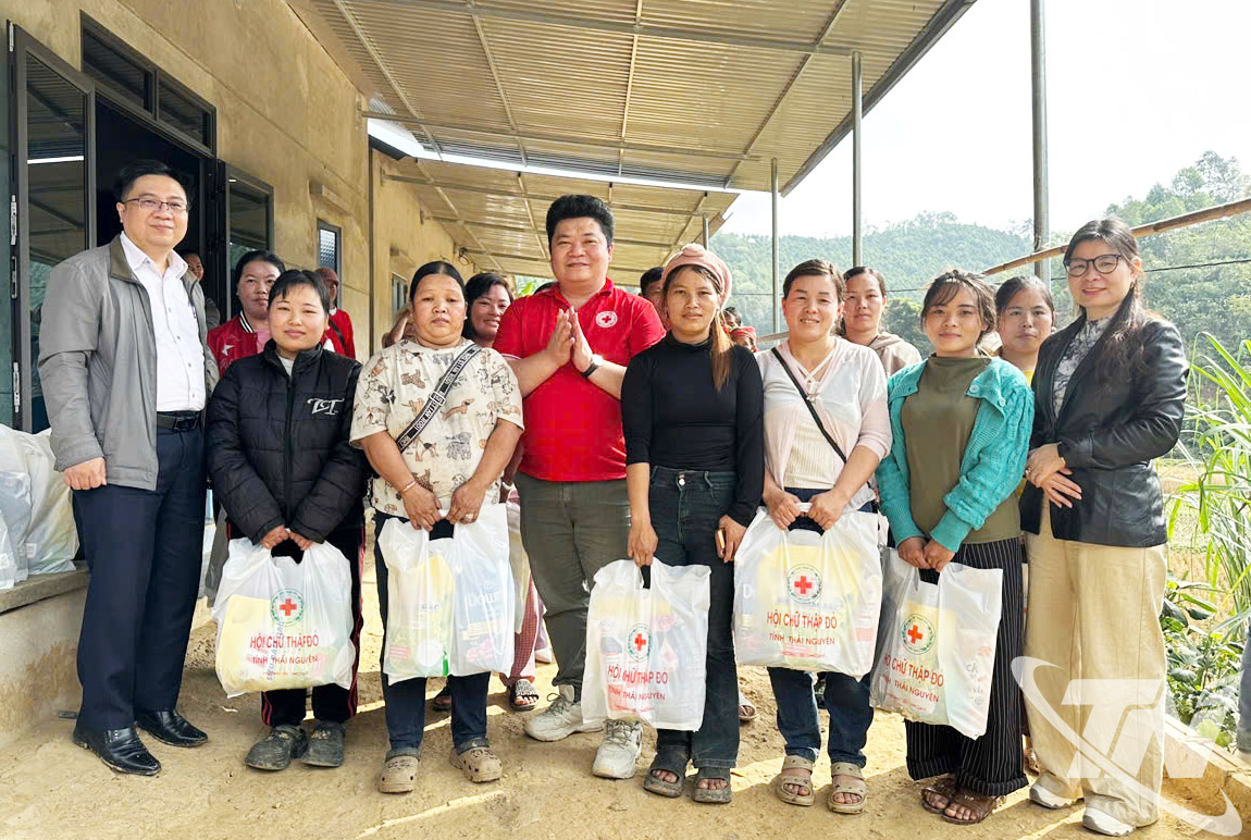Đại diện lãnh đạo Hội Chữ thập đỏ tỉnh cùng đại diện lãnh đạo xã Thượng Minh trao tặng quà cho người dân thôn Mỹ Vy.