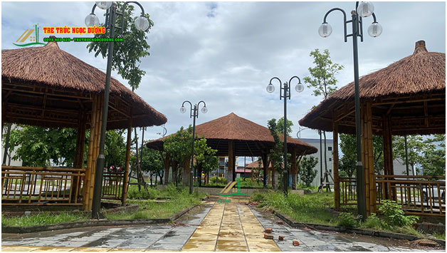 Thi công nhà chòi tre mái lá giữa đô thị hiện đại.