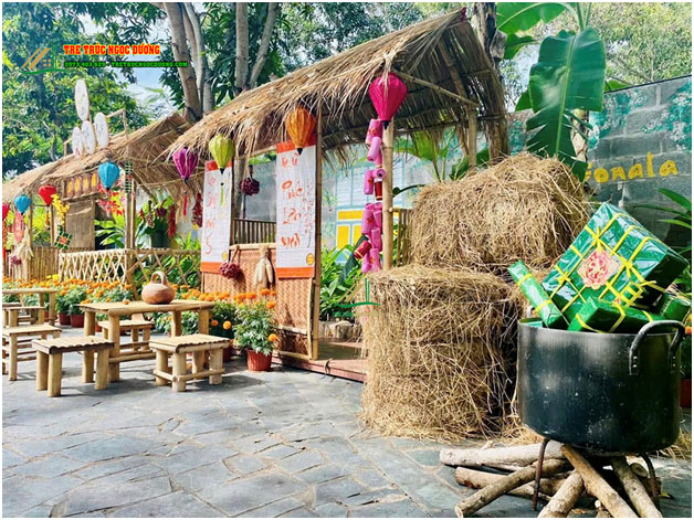 Nhà lá trang trí Têt cho gian hàng chợ quê, do Tre Trúc Ngọc Dương trực tiếp thiết kế và thi công.