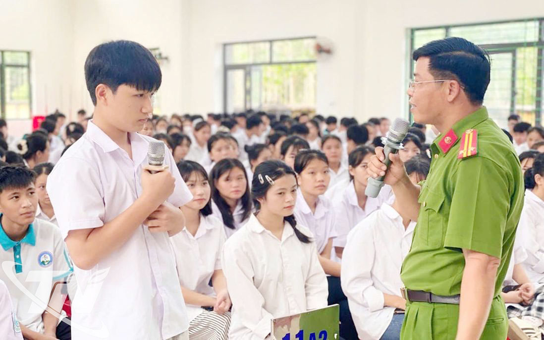 Công an xã La Hiên tuyên truyền phòng, chống tác hại thuốc lá tại Trường THPT Trần Phú.