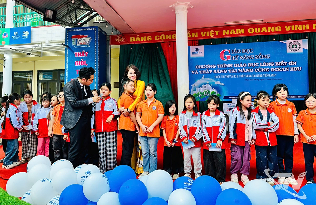 Học sinh xúc động, rưng rưng nước mắt khi lắng nghe những chia sẻ của diễn giả về lòng biết ơn tại chương trình.