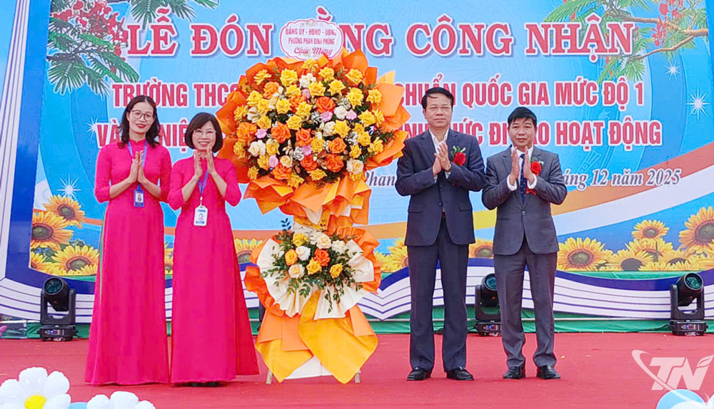 Lãnh đạp phường Phan Đình Phùng tặng hoa chúc mừng Trường THCS Tân Thịnh