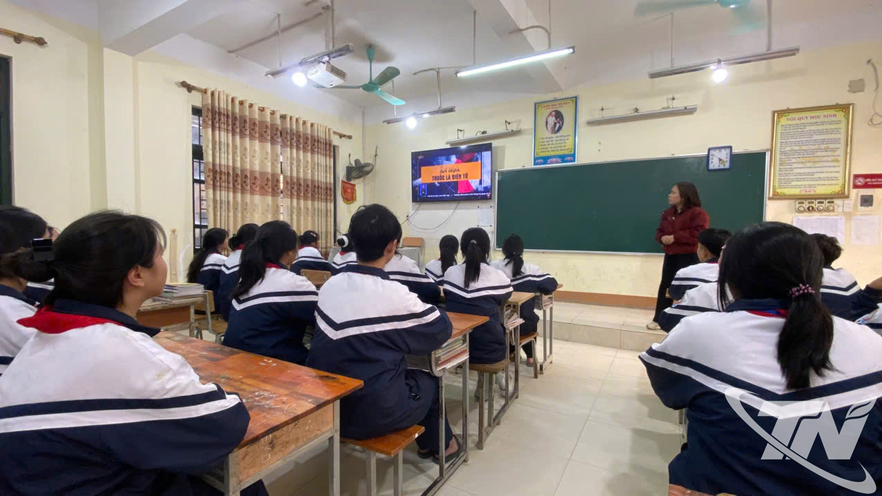 Hoạt động tuyên truyền về tác hại của thuốc lá điện tử, tại lớp 7A, Trường PTDT Nội trú Ba Bể.