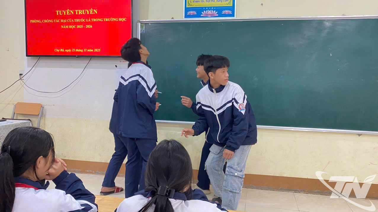 Sân khấu hoá tuyên truyền về phòng, chống tác hại của thuốc lá tại Trường PTDT Nội trú Ba Bể.