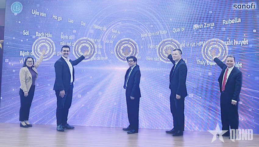 Các đại biểu bấm nút khởi động chương trình truyền thông, giáo dục sức khỏe về phòng bệnh bằng vaccine, sinh phẩm giai đoạn 2025-2027.