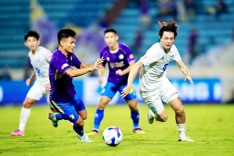 Các cầu thủ Hà Nội FC (áo tím) sẽ tham dự Giải bóng đá Tứ hùng - Thái Nguyên năm 2025 cùng với 3 đội bóng khác.