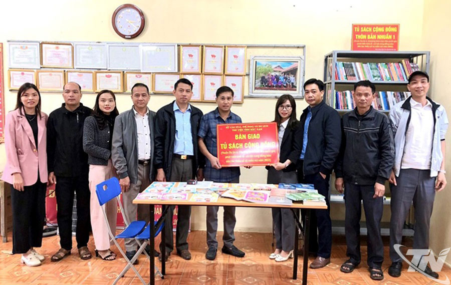 Mô hình tủ sách cộng đồng tại xã Chợ Mới.