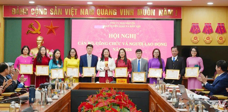 Biểu dương các tập thể có thành tích xuất sắc trong công tác xây dựng Đảng và thực hiện chuyên môn, năm 2025.