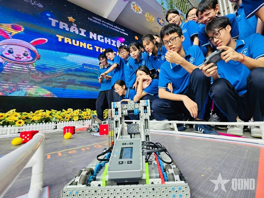 Một giờ học ứng dụng công nghệ của học sinh Trường THCS Chương Dương (Hồng Hà, Hà Nội).