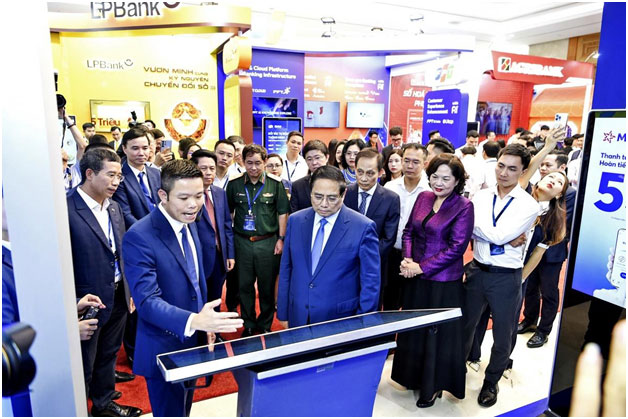 Ông Vũ Hồng Phú – Thành viên Ban điều hành MB trình bày sản phẩm ngân hàng số tại sự kiện Ngày chuyển đổi số ngành Ngân hàng 2025.