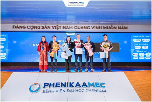 Ban tổ chức Hội thảo tặng hoa cho 5 báo cáo viên trình bày tham luận về siêu âm tim thai, can thiệp bào thai, quản lý điều trị tim bẩm sinh sau sinh.