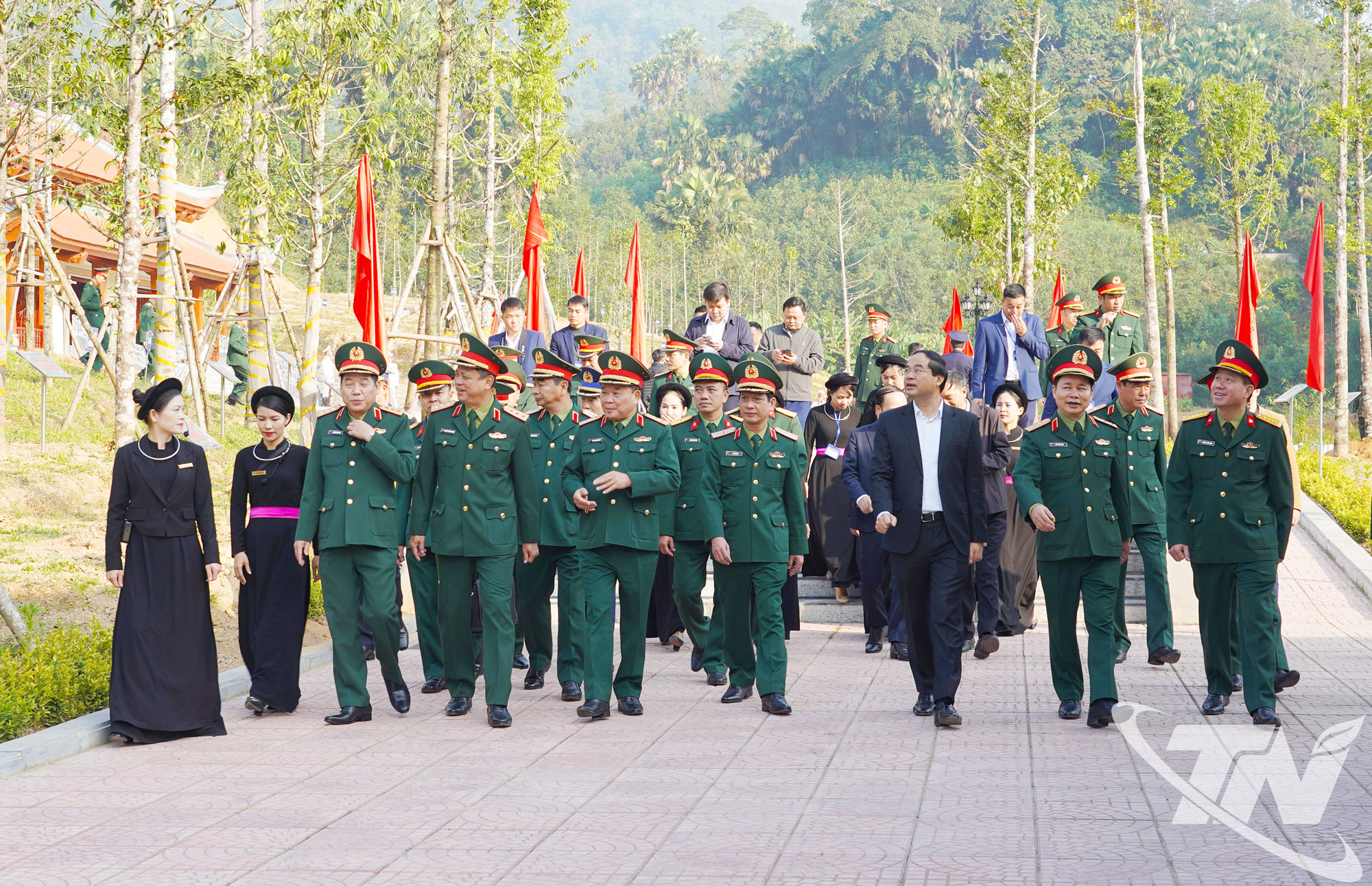 Các đại biểu thăm khuôn viên Di tích lịch sử đồi Pụ Đồn.