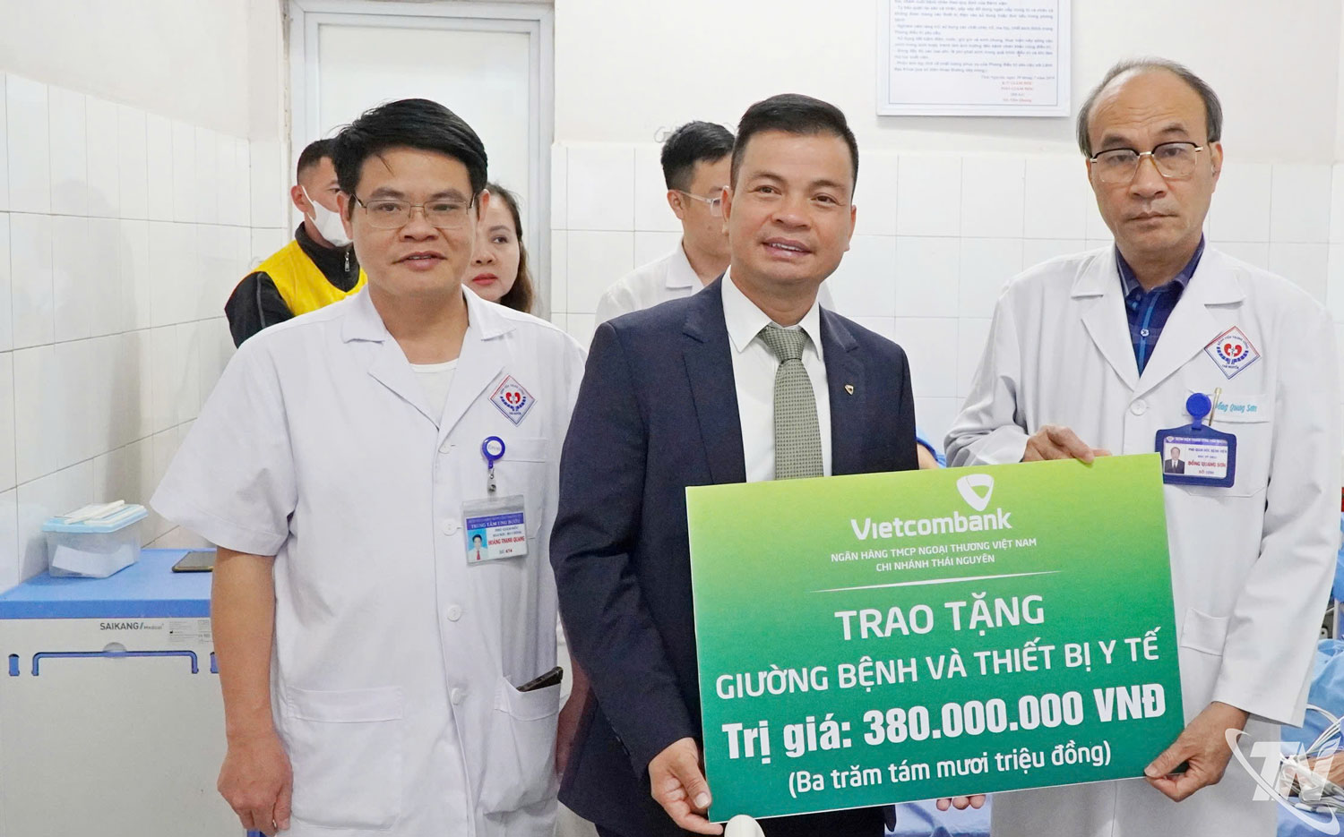Lãnh đạo VietcomBank Thái Nguyên trao tặng xe điện trị giá 400 triệu đồng cho Trung tâm Ung bướu- Bệnh viện Trung ương Thái Nguyên. 