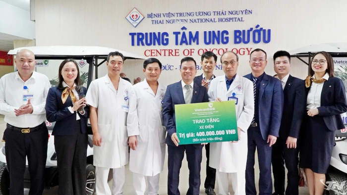 VietcomBank Thái Nguyên trao gói tài trợ phương tiện, thiết bị y tế