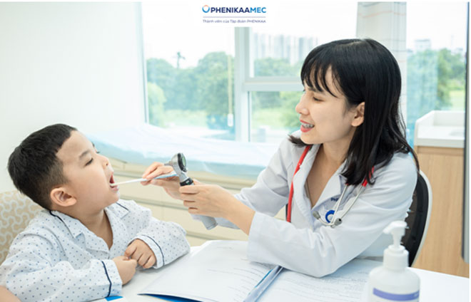 BSCKII. BSNT Dương Thùy Nga chia sẻ nên đưa trẻ đến bệnh viện để thăm khám khi có biểu hiện bất thường.