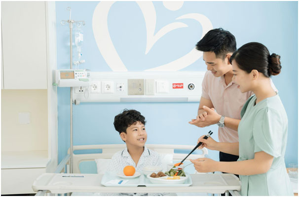 Điều trị tại Khoa Nhi PhenikaaMec, trẻ được lưu viện trong phòng có cơ sở vật chất hiện đại, tiêu chuẩn quốc tế, phục vụ cơm dinh dưỡng mỗi ngày.