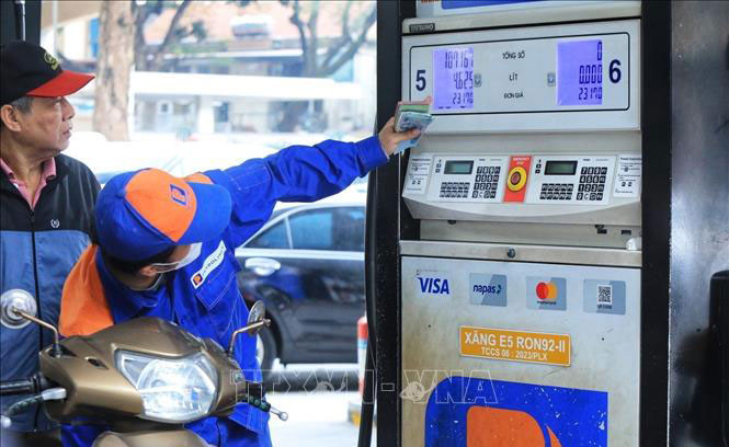 Xăng, dầu đồng loạt giảm giá. Ảnh: TTXVN