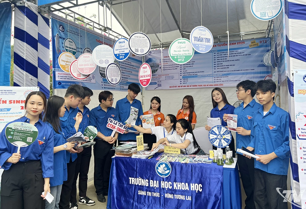 Cán bộ, sinh viên Trường Đại học Khoa học (Đại học Thái Nguyên) tham gia tư vấn tuyển sinh. Ảnh T.L