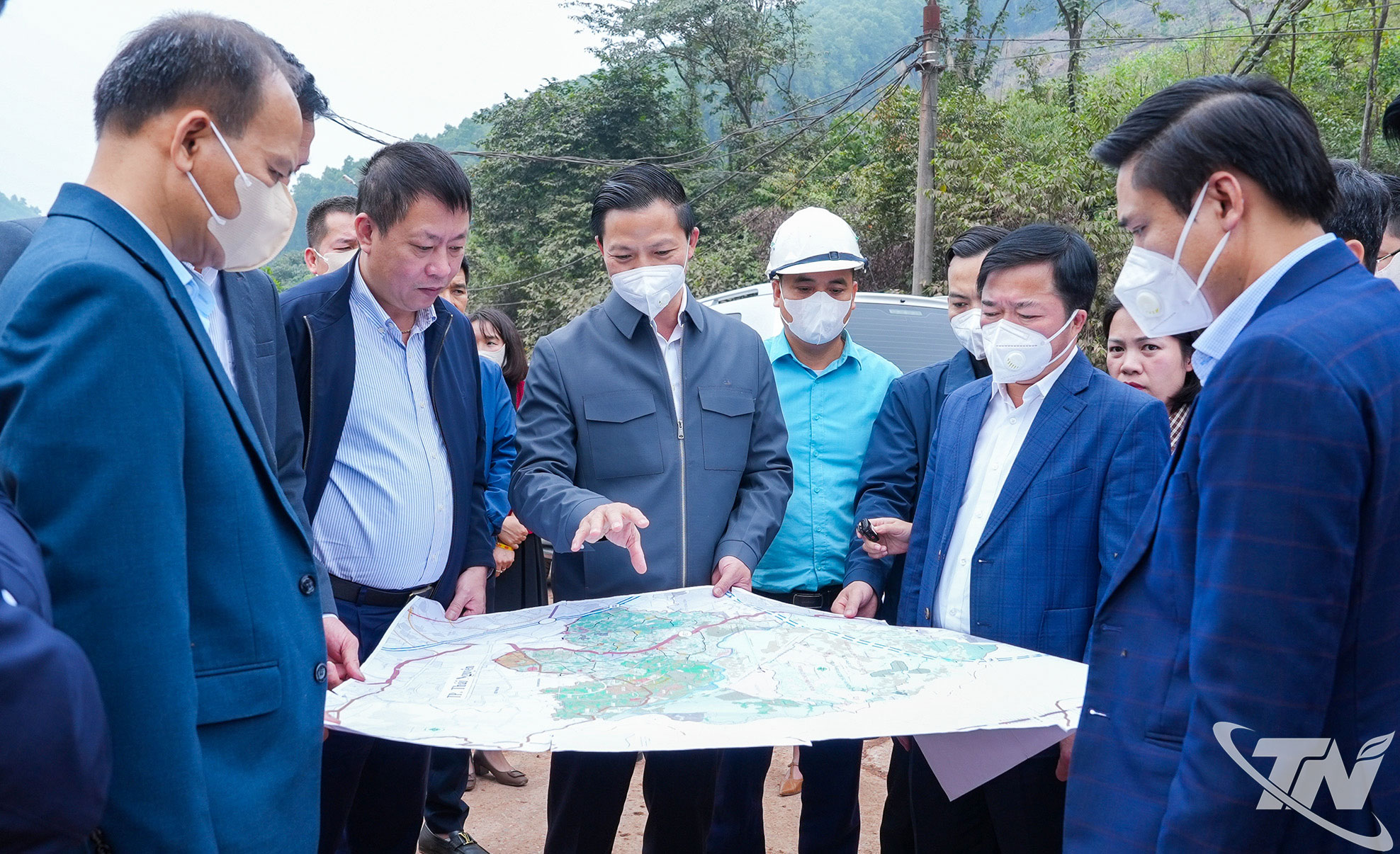 Đồng chí Chủ tịch UBND tỉnh Vương Quốc Tuấn giao nhiệm vụ cho các ngành, đơn vị liên quan trong triển khai quy hoạch Nhà máy xử lý rác sinh hoạt và phát điện tại xã Tân Cương.