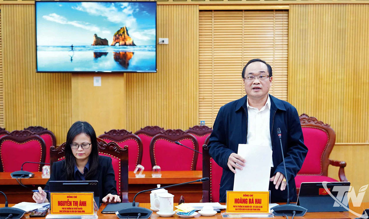 Đại diện Vụ nghiên cứu - Dư luận xã hội, Ban Tuyên giáo và Dân vận Trung ương phát biểu tại chương trình của Đoàn công tác số 5 Ban chỉ đạo Trung ương làm việc với tỉnh Thái Nguyên ngày 13/11/2025