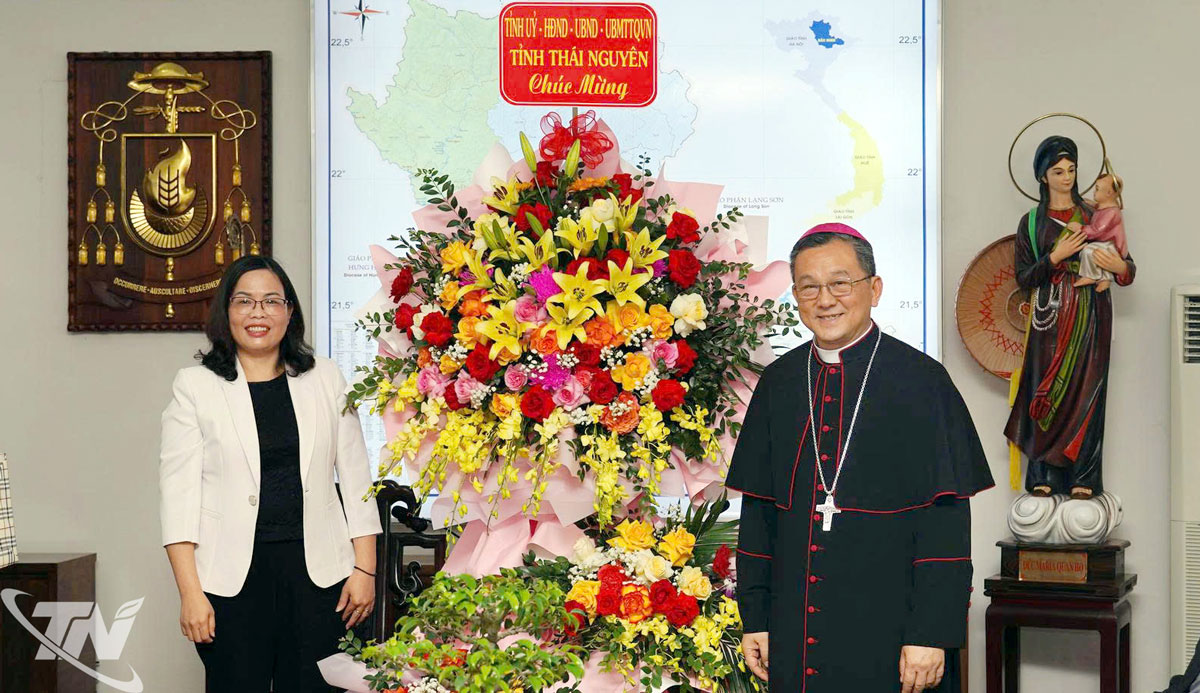 Đồng chí Trần Thị Lộc, Phó Chủ tịch HĐND tỉnh Thái Nguyên, chúc mừng Giáo phận Bắc Ninh nhân dịp lễ Giáng sinh