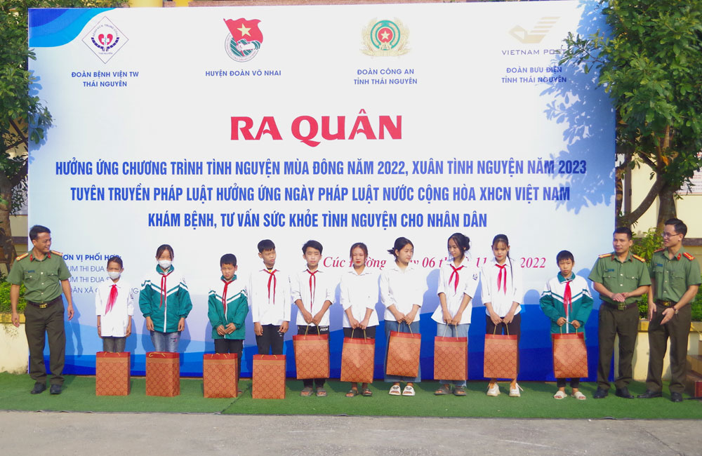 Các đơn vị tặng quà cho người dân, học sinh có hoàn cảnh khó khăn xã Cúc Đường.