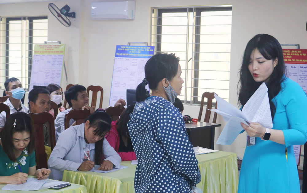 Thousands of people were consulted about the foreign labor market at Thai Nguyen Provincial Employment Service Centers job sessions.