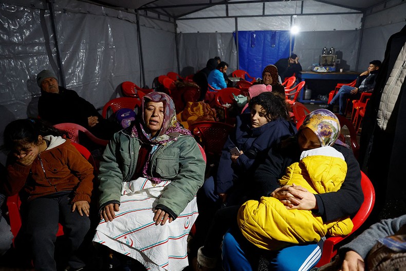 [Ảnh] Lực lượng cứu nạn Thổ Nhĩ Kỳ và Syria làm việc xuyên đêm để tìm kiếm người sống sót ảnh 2