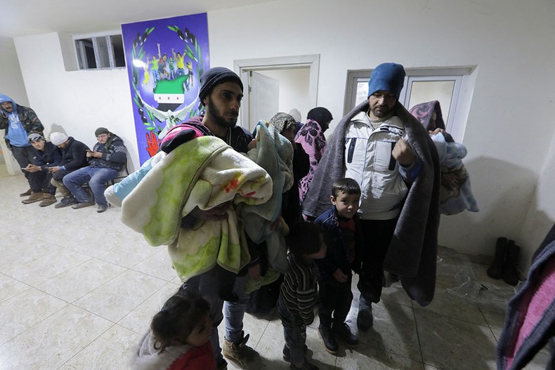 [Ảnh] Lực lượng cứu nạn Thổ Nhĩ Kỳ và Syria làm việc xuyên đêm để tìm kiếm người sống sót ảnh 8